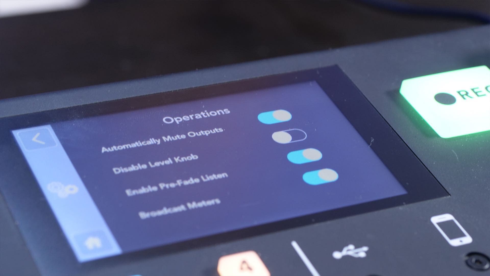 Image shows the Rodecaster Pro touch screen with the Operations Settings open.